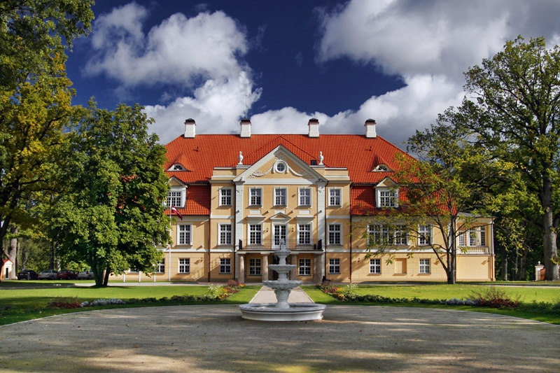Mālpils muižā apskatāms fotostāsts par Latvijas privāto muižu likteņiem